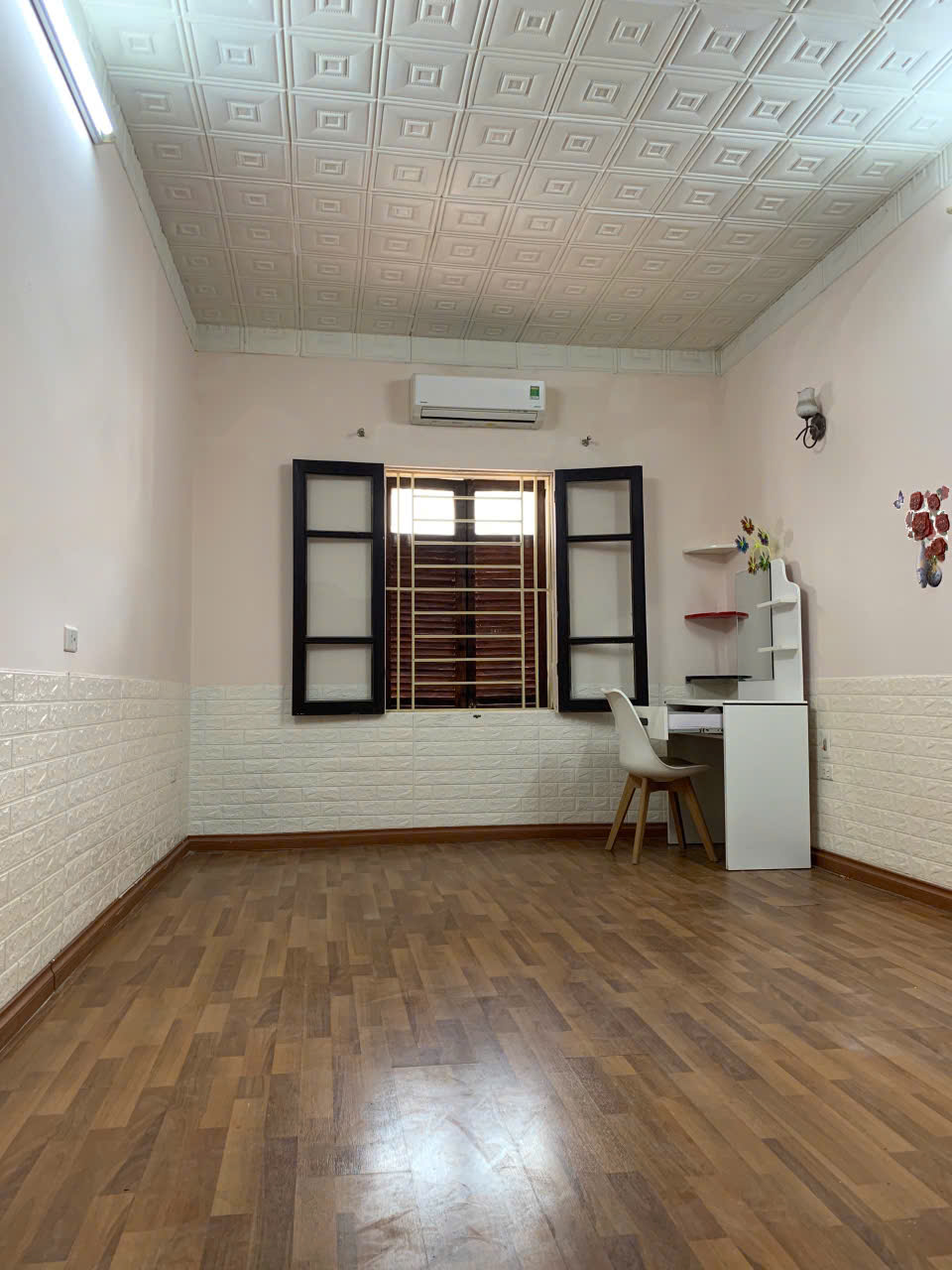 Cho thuê nhà Tập thể Nguyên Hồng, 75m2, 3 ngủ, 2 vê sinh, 9 Triệu/th - Ảnh chính